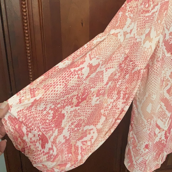 Cute lightly worn Bethany Blouse by Cabi - Picture 3 of 8